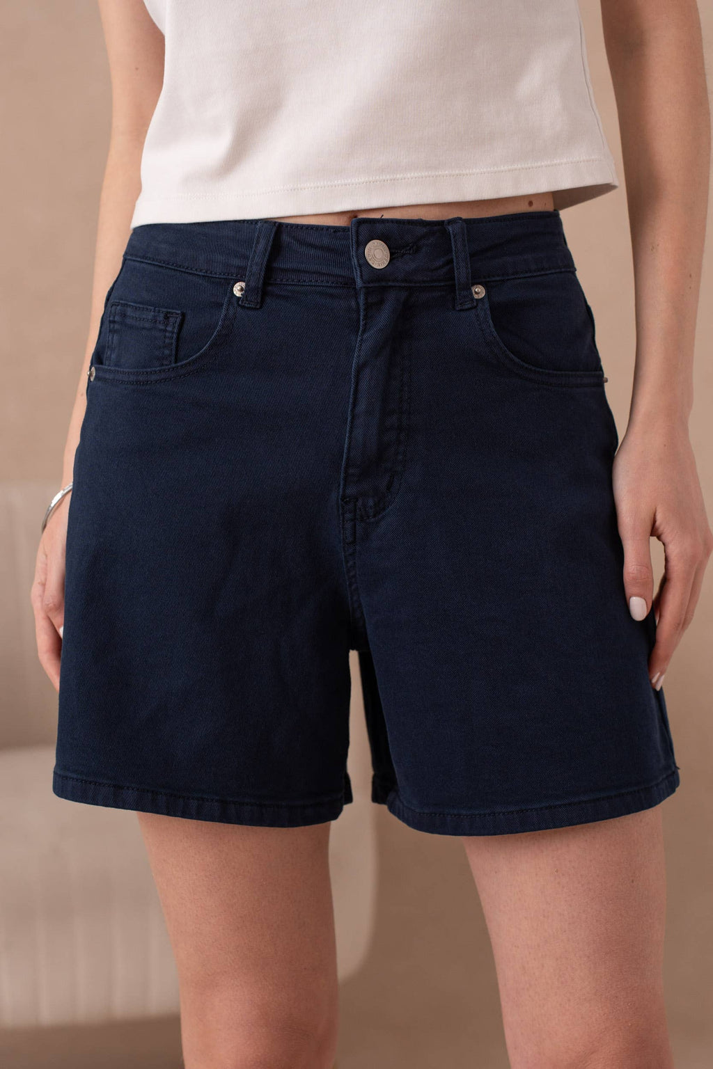 Mom-style denim shorts: Beige / S